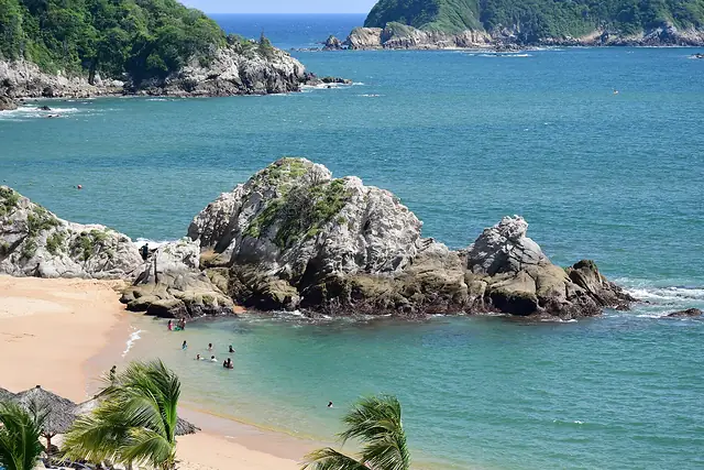 Bahía Tangolunda en Huatulco: costa rocosa, selva seca y arrecifes del Pacífico de Oaxaca