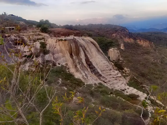 Paisaje semiárido de Hierve el Agua en los Valles Centrales de Oaxaca con matorral xerófilo