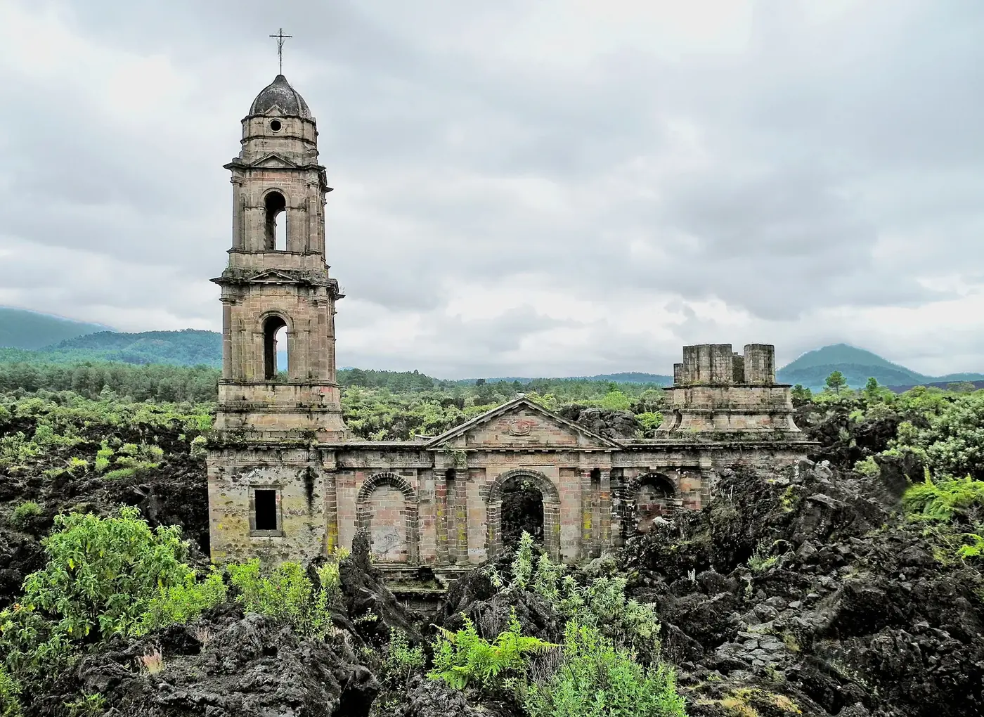 Torre de la iglesia de San Juan Parangaricutiro rodeada de lava