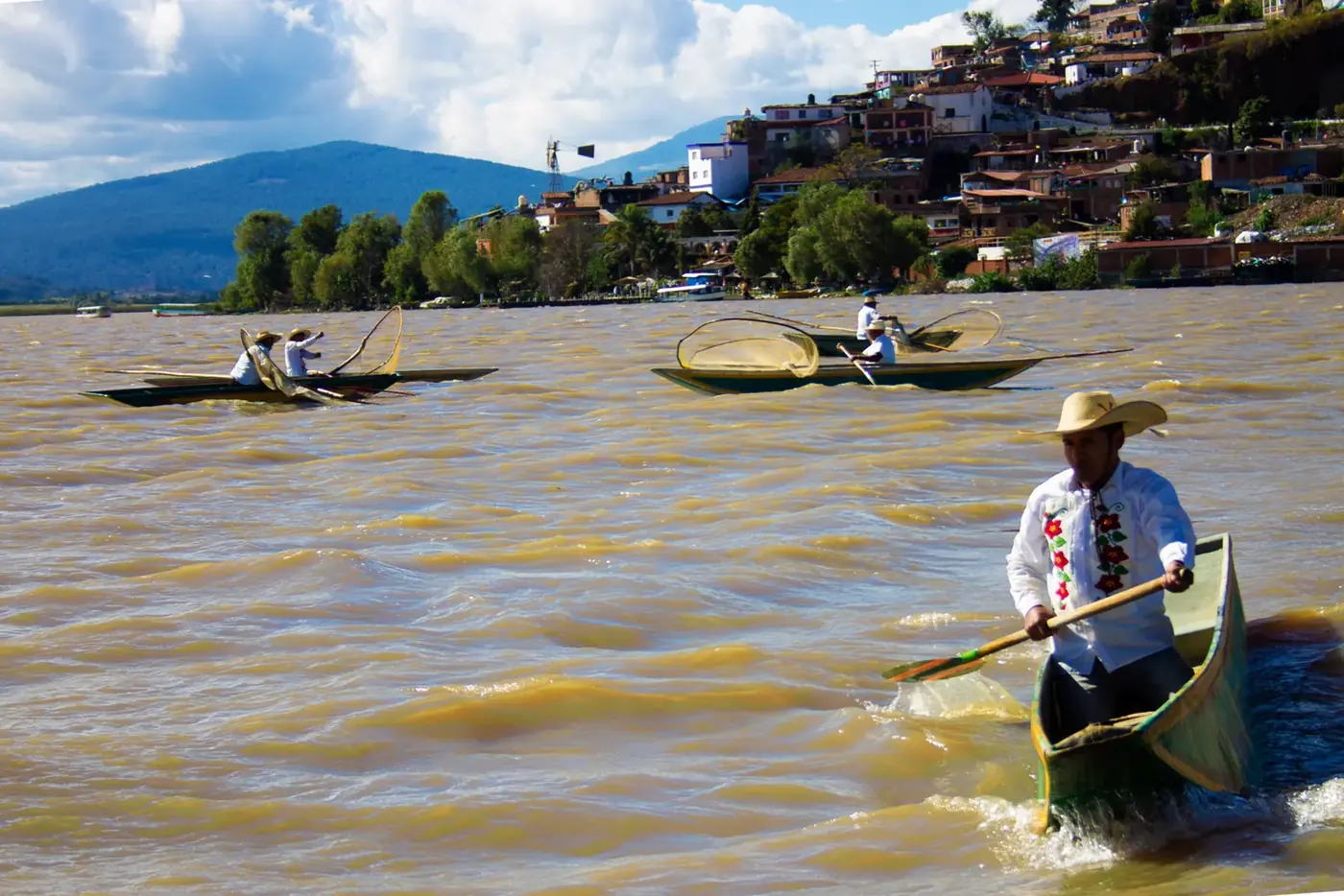 Pescadores purépechas en canoas con redes de mariposa en el lago de Pátzcuaro