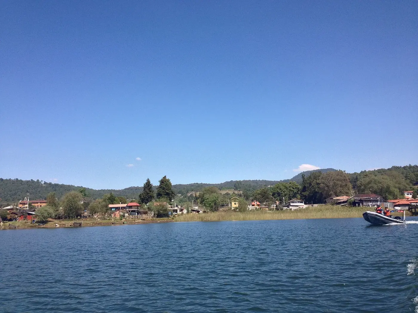 Lago de Zirahuén rodeado de montañas con bosque