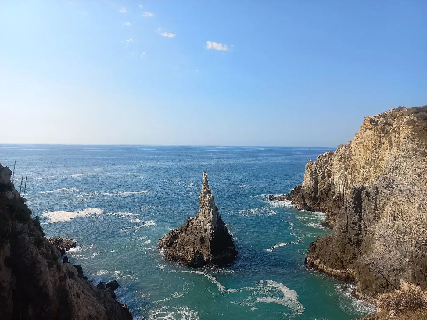 Roca Dedo de Dios en la playa de Maruata, Michoacán